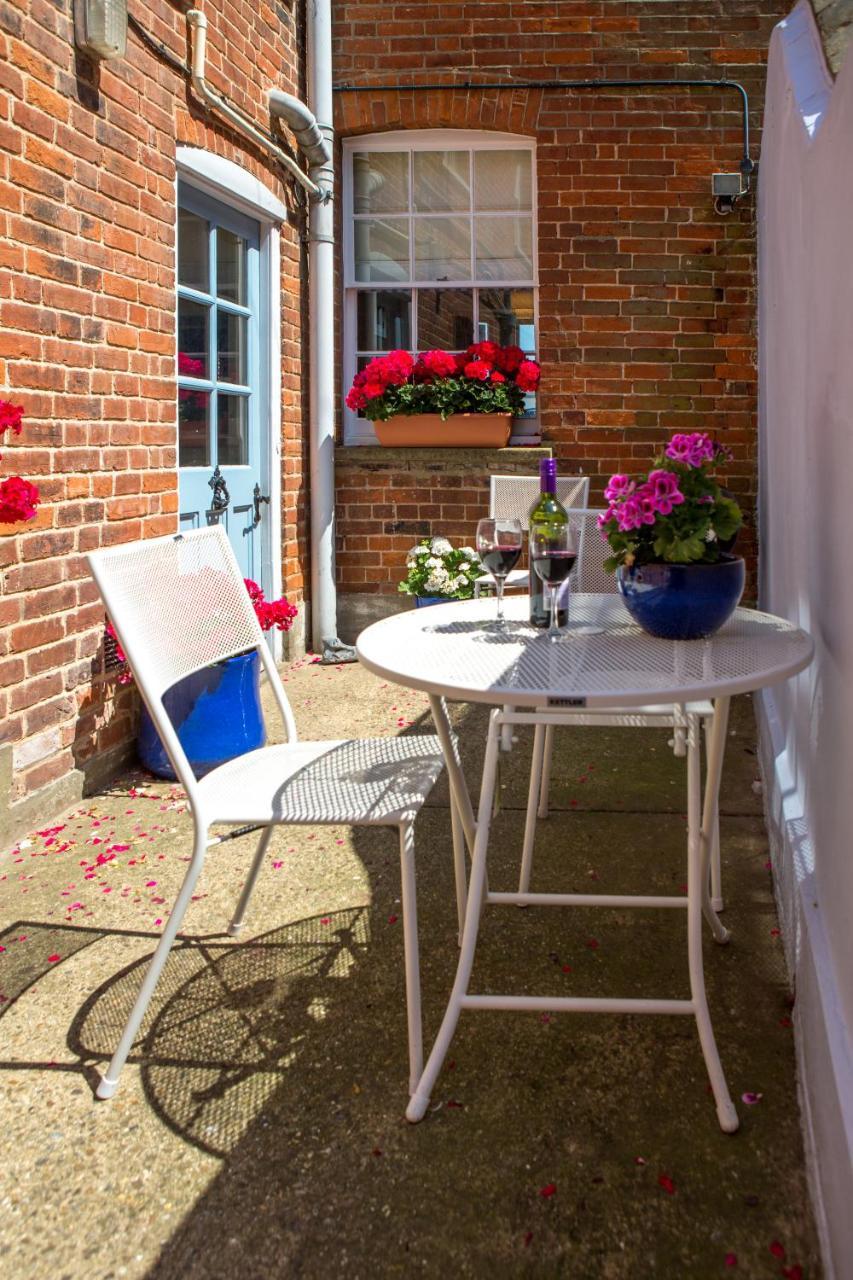 14 Market Cross Place - Beachfront Location With Lovely Sea Views - Aldeburgh Coastal Cottages Exterior foto